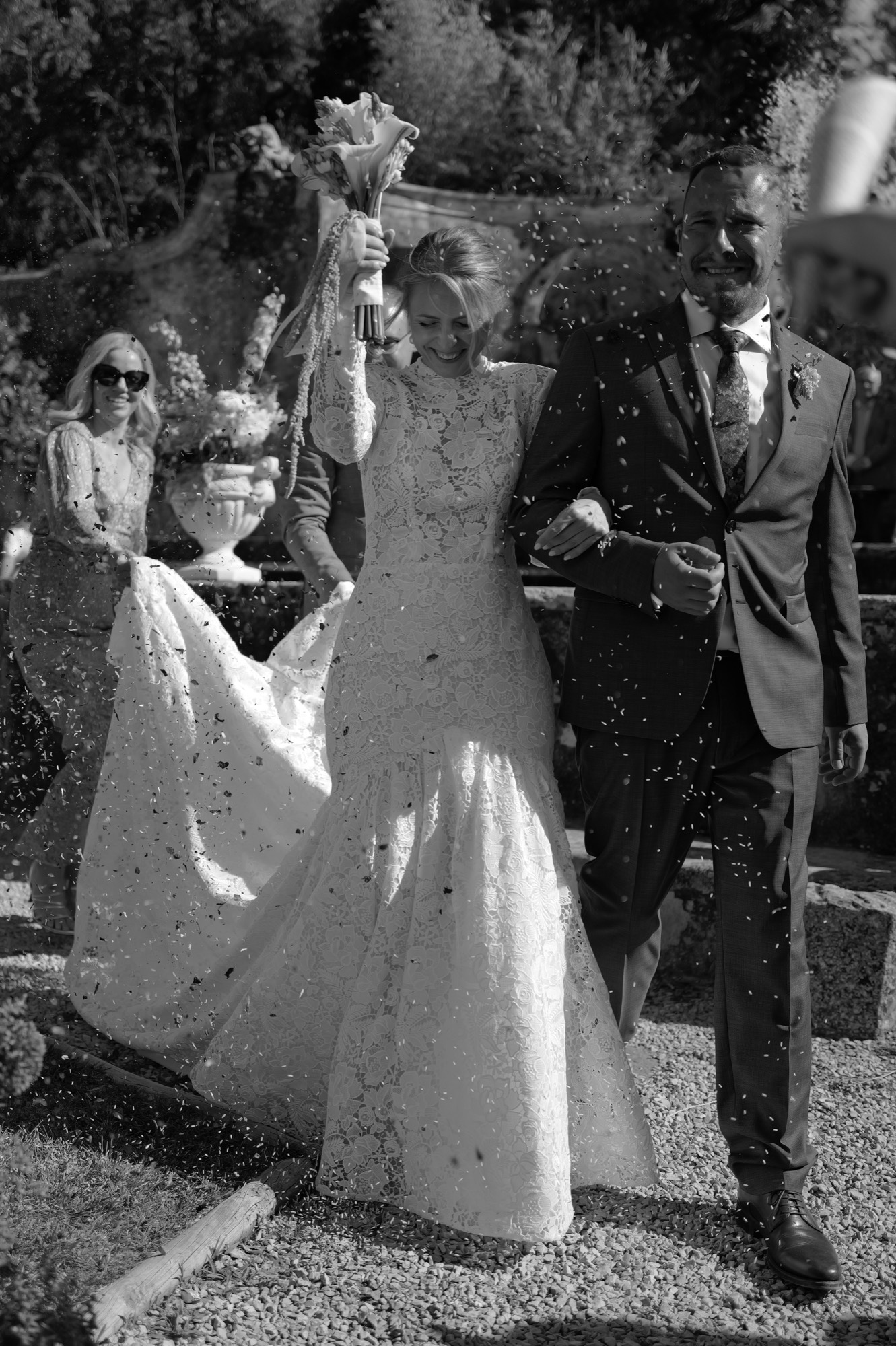 Para młoda w deszczu ryżu tuż po ceremonii