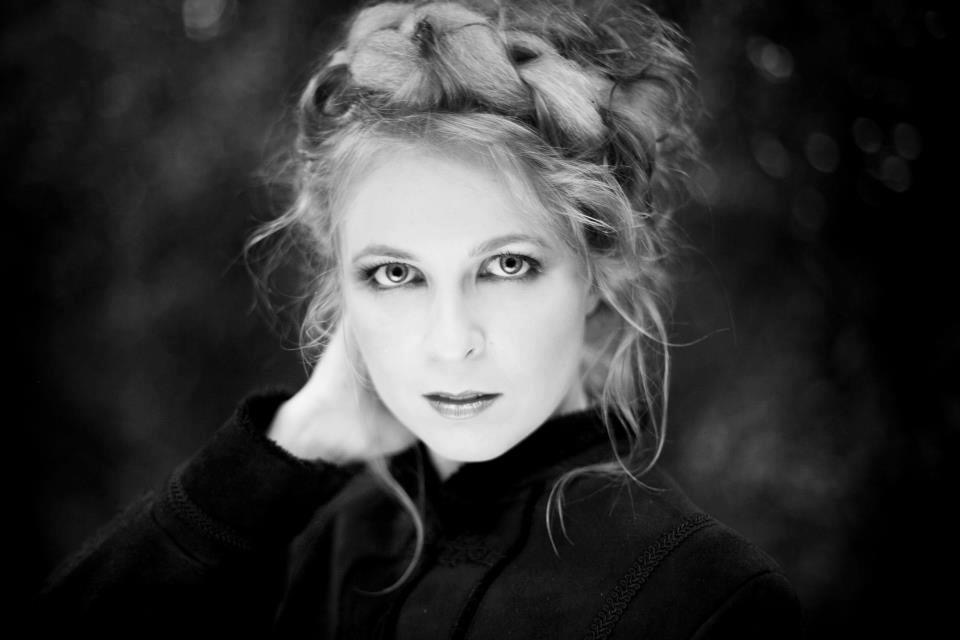 Portret kobiety w świetle bocznym, czarno-biały